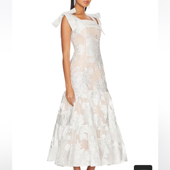 REVOLVE Lizbeth Gown in Ivory
ELLIATT - Picture 2 of 4